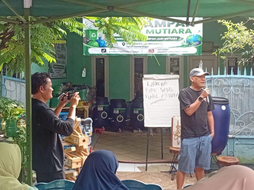 Pengusaha Daur Ulang Sampah Plastik, Purwanto, dalam acara peluncuran Bank Sampah Kumpul Mutiara di Kota Bogor, Minggu (14/05)