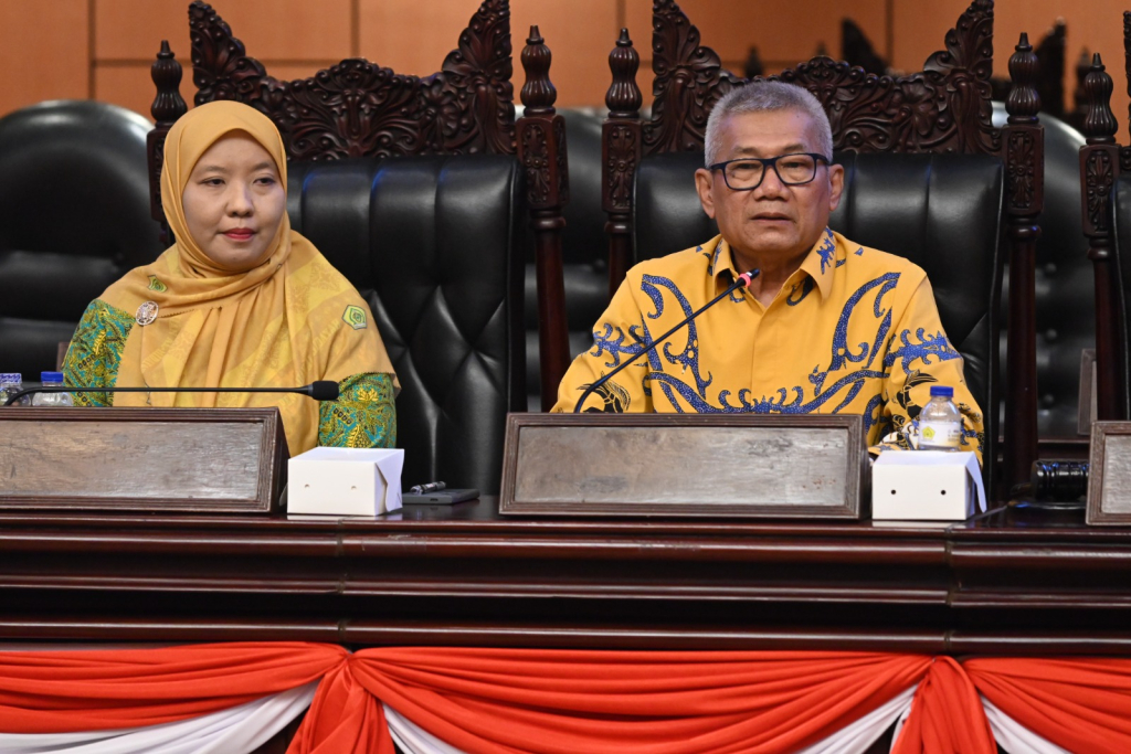 Ketua Panitia kegiatan Sosialisasi 4 Pilar MPR RI Pengajian Al-Hidayah, Dr. Iin Kandedes (kiri) di Gedung Nusantara V Senayan, Jakarta, pada Senin (22/06)