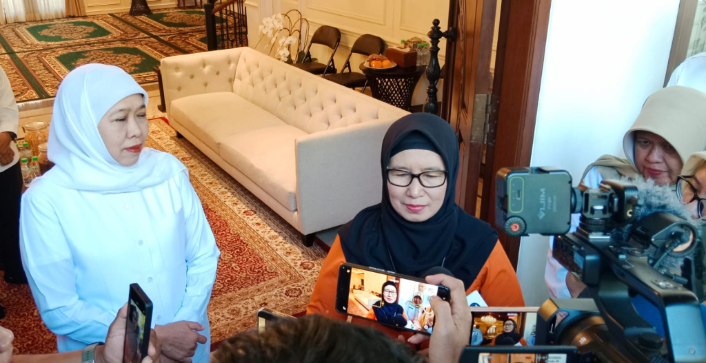 Gubernur Jawa Timur, Khofifah Indar Parawansa bersama petugas BPS usai melakukan pendataan langsung di kediamannya di kawasan Jemursari, Surabaya, Rabu (24/6).