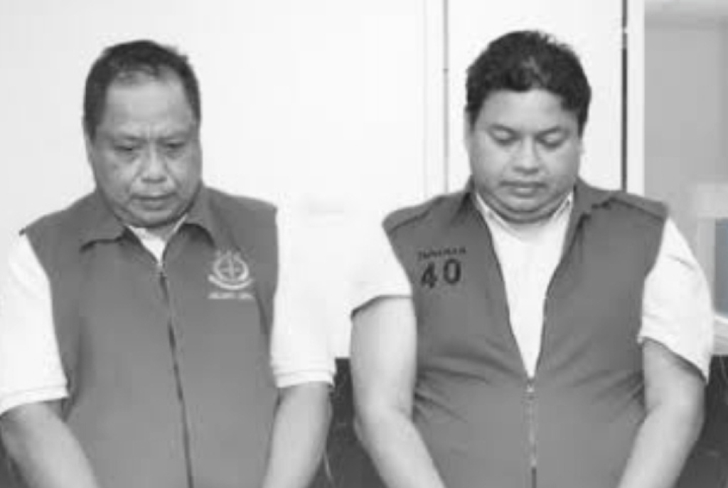 Keterangan Gambar: Dua oknum yang telah ditetapkan sebagai tersangka, oleh Kejati Jatim