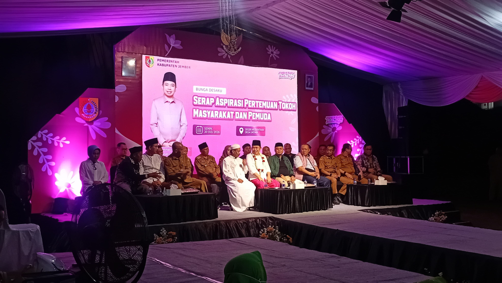 Keterangan Gambar: Bupati Jember Muhammad Fawait bersama tokoh masyarakat Kecamatan Pakusari.