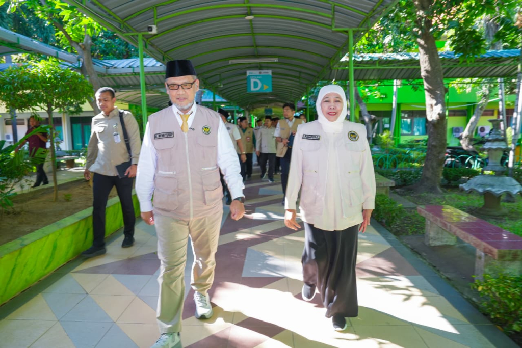 Gubernur Jawa Timur Khofifah Indar Parawansa bersama Menteri Haji dan Umrah RI Mochamad Irfan Yusuf di Asrama Haji Surabaya, Rabu (1/7)