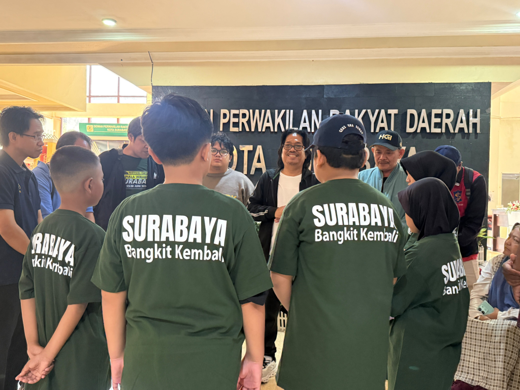 Buleks saat melepas atlet catur Surabaya ke Kejurprov Jatim di Pacitan, dok Jatimupdate.id/sas