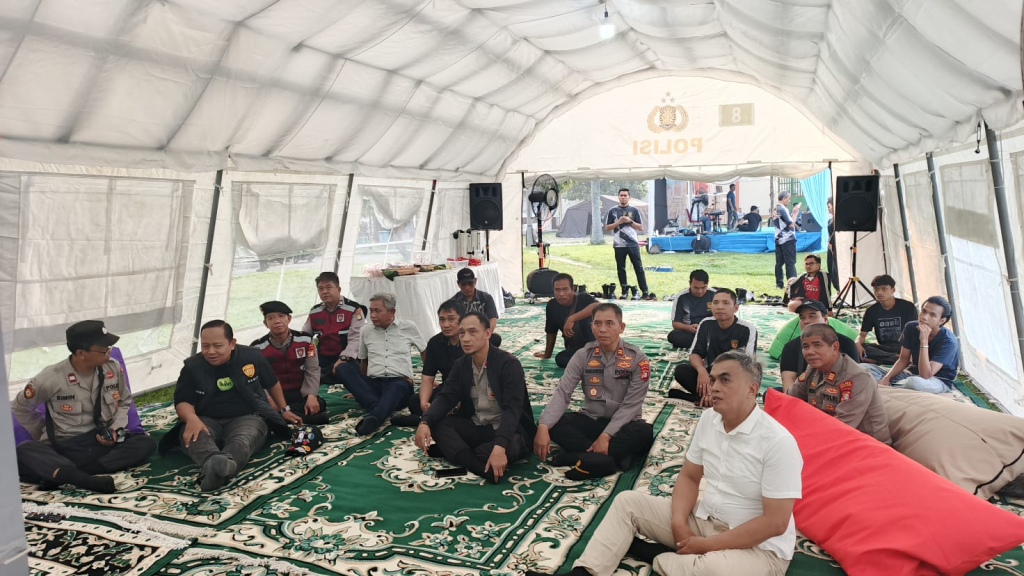 Nonton Bareng (Nobar) Piala Dunia 2026 yang digelar Polsek Cengkareng bersama masyarakat di kawasan Pasar Rakyat Hari Bhayangkara ke-80, Lapangan GOR Cendrawasih, Kelurahan Cengkareng Barat, Jakarta Barat, Minggu (28/6/2026) pagi.