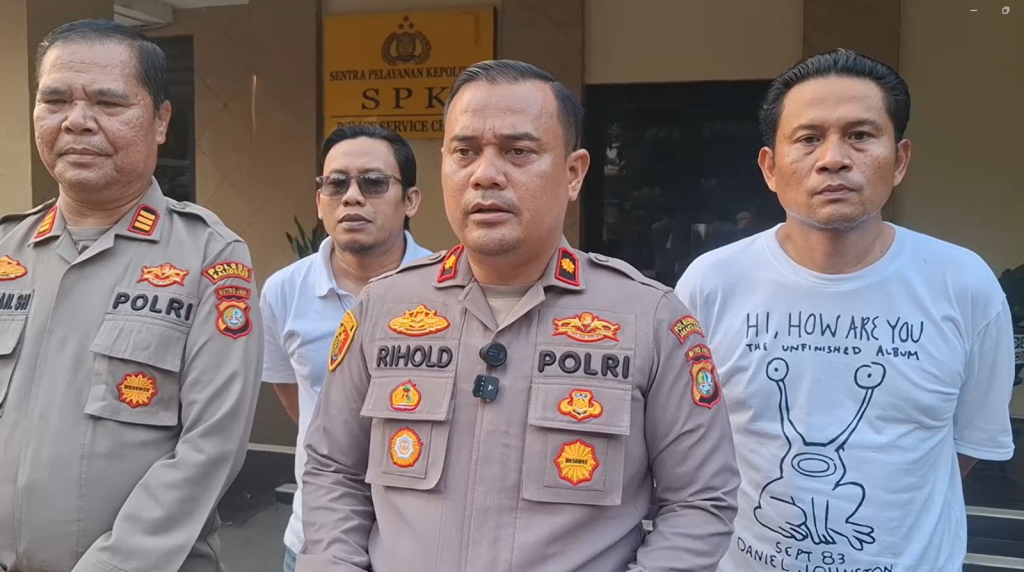 Kapolsek Kalideres Polres Metro Jakarta Barat, Kompol Rihold Sihotang didampingi Kanit Reskrim Polsek Kalideres Akp Rachmad Wibowo, tengah jumpa pers dengan awak media.