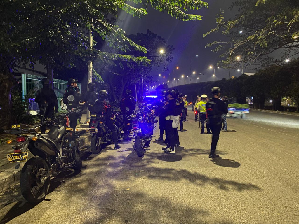 Polres Metro Jakarta Barat menggelar apel dilanjutkan patroli mobile serta razia kejahatan jalanan yang menyasar potensi tindak pidana curas, curat, dan curanmor pada Selasa (30/6/2026) dini hari.