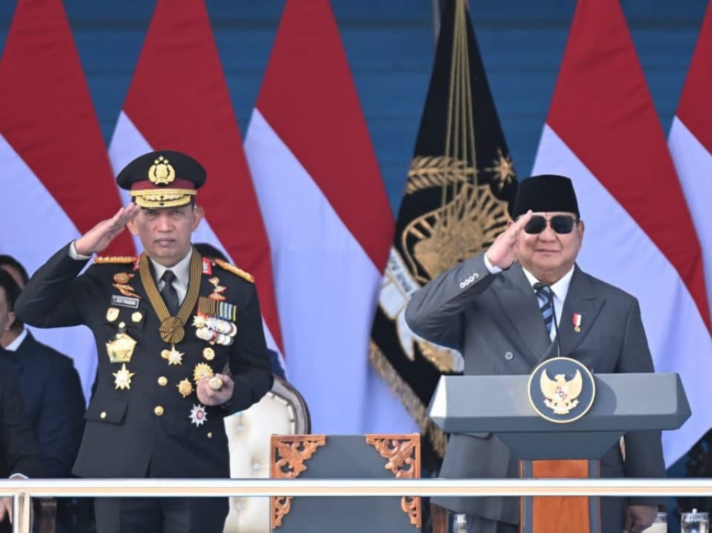 Presiden Prabowo Subianto didampingi Kapolri Listyo Sigit Prabowo pada Hari Bhayangkara ke-80.
