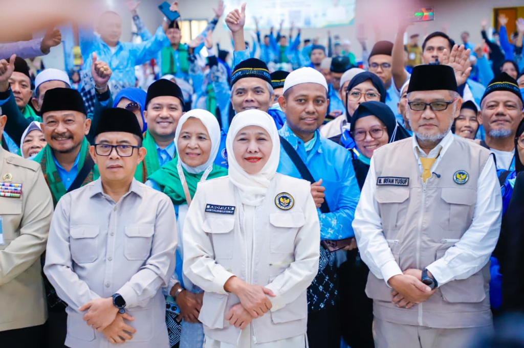 Gubernur Jawa Timur Khofifah Indar Parawansa bersama Menteri Haji dan Umrah RI Mochamad Irfan Yusuf menyambut kepulangan jamaah haji Debarkasi Surabaya kloter ke-116 atau kloter terakhir.