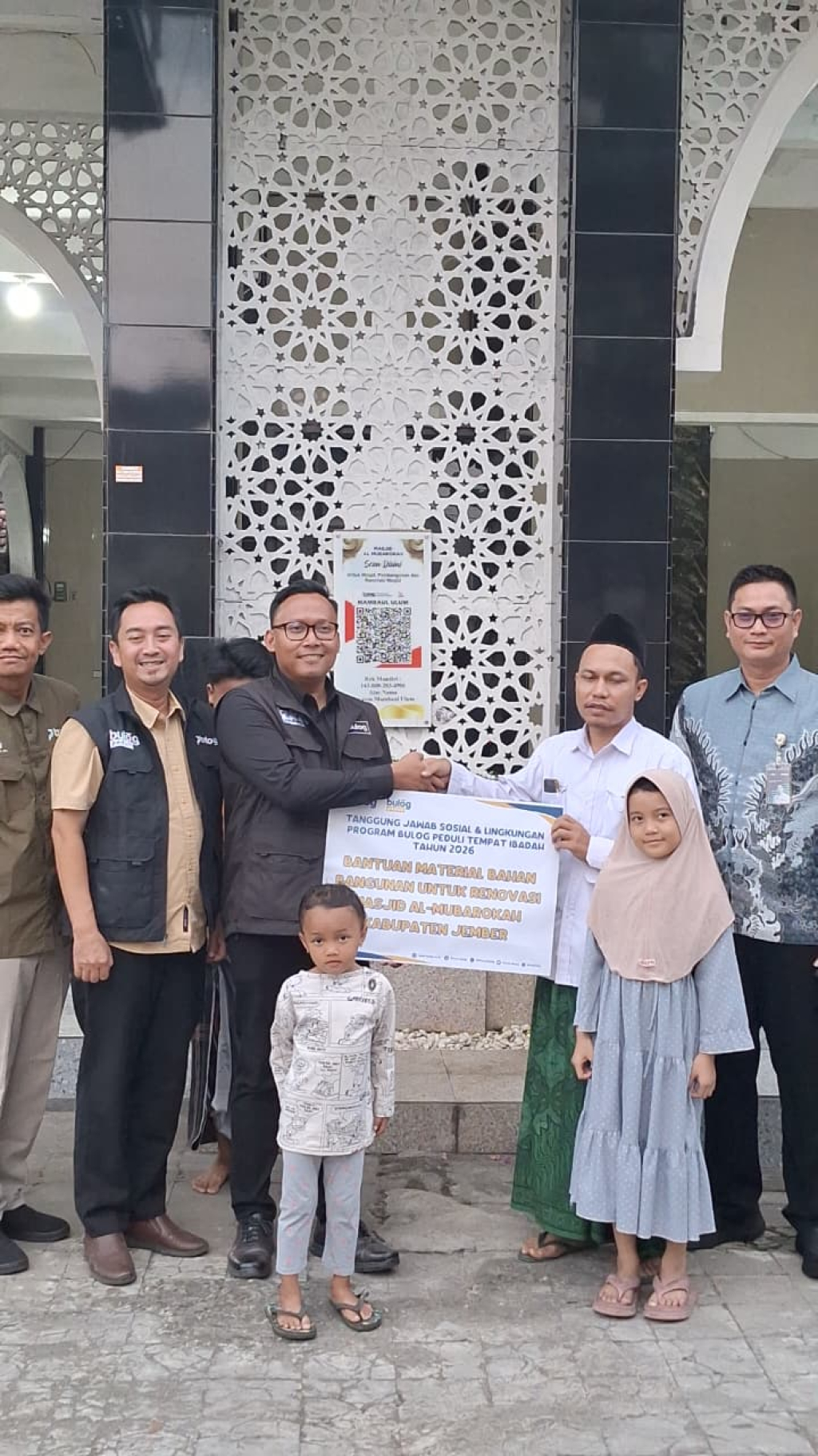 Perum BULOG melaksanakan Penyaluran Bantuan Tanggung Jawab Sosial dan Lingkungan (TJSL) untuk Masjid Al Mubarokah.