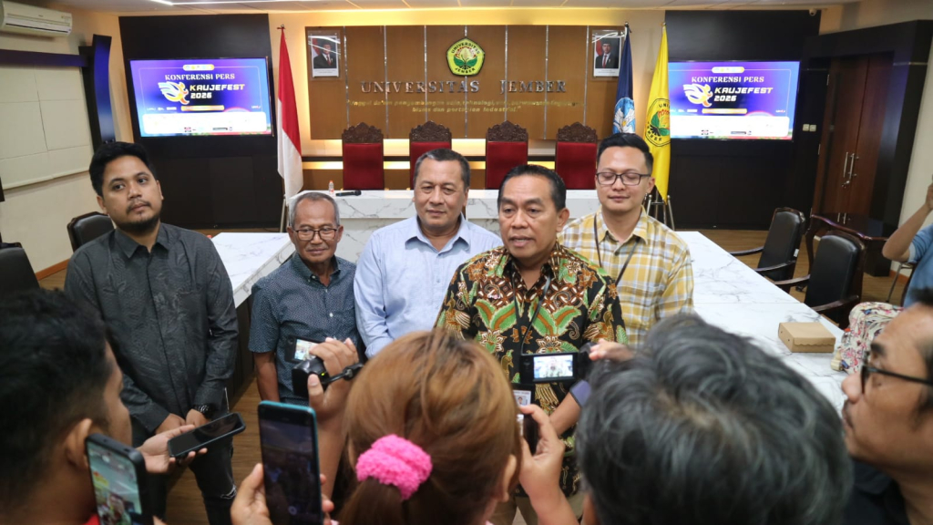 Warek III Fendi Setiawan (kedua kanan) didampingi Ketua Panitia KAUJE Fest 2026 Abdul Kholik (tengah), saat jumpa pers dengan awak media (Foto Humas Kauje Fest 2026 for JatimUPdate.id)