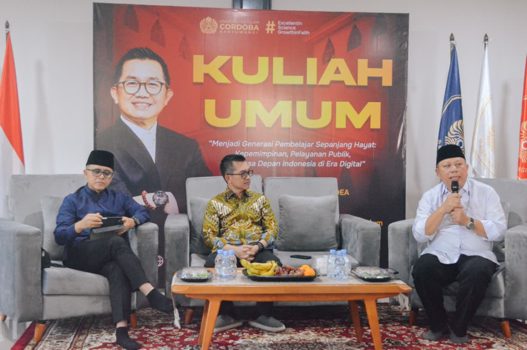 UI Cordoba Banyuwangi gelar kuliah Umum, hadirkan Kepala LAN Dr. Muhammad Taufiq, (tengah) didampingi Rektor UI Cordoba Prof Agustri  (kanan) dan Ketua Yayasan UI Cordoba, Abdullah Azwar Anas (kiri)