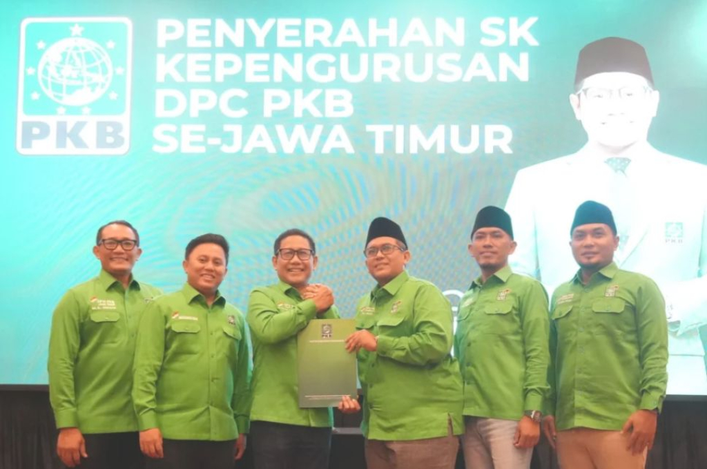 Muhaimin Iskandar, Ketua Umum DPP PKB menyerahkan SK Kepengurusan DPC PKB Pamekasan kepada Ketua Umumnya  KH Ali Wafa Subki. (Foto DPW PKB Jatim for JatimUPdate.id)