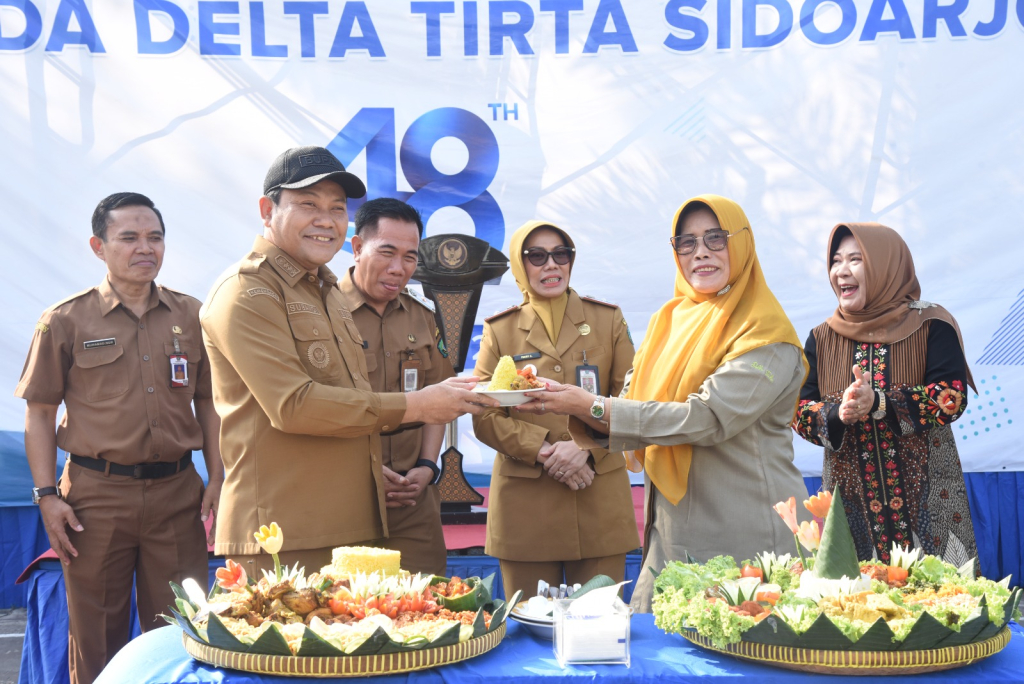 Bupati Sidoarjo Subandi saat menyerahkan tumpang dalam rangka HUT PDAM Delta Tirta.