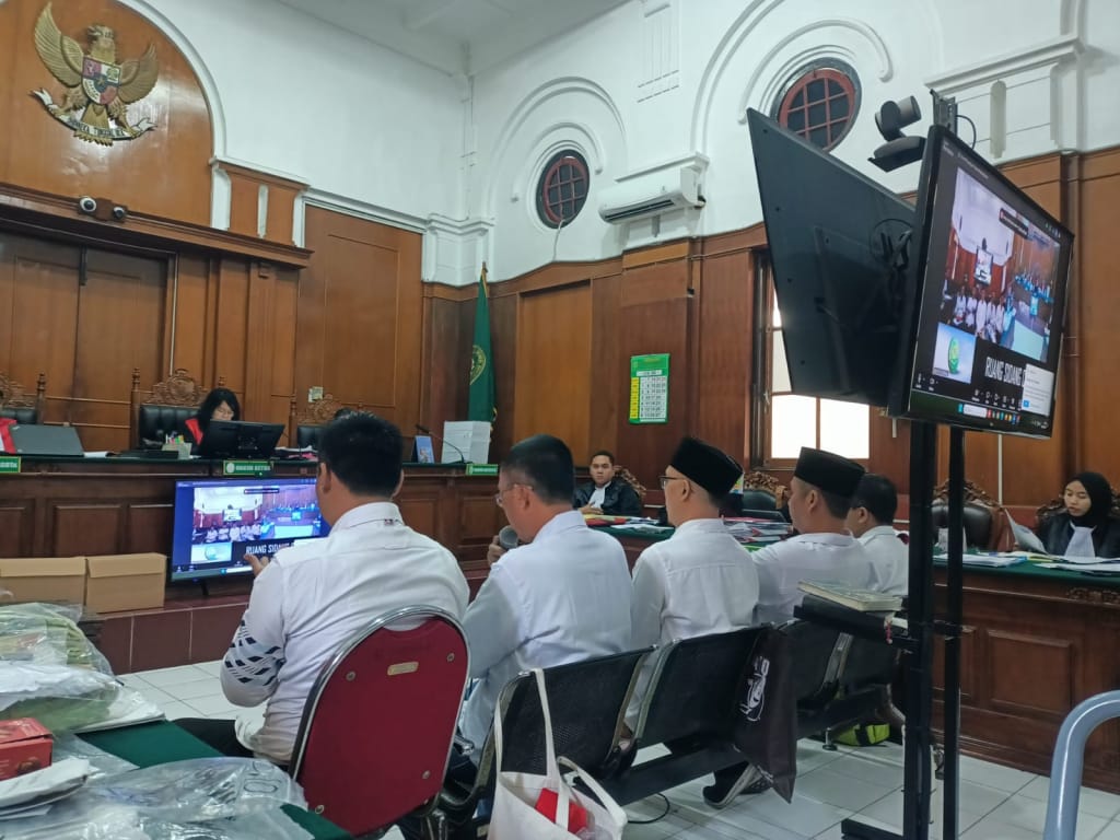 Suasana Sidang tuntutan terhadap lima terdakwa dalam perkara dugaan tipikor Program Bantuan Stimulan Perumahan Swadaya (BSPS) Kab. Sumenep di Pengadilan Tipikor Surabaya, Senin (6/7/2026).