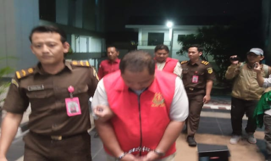 Kejati Jatim mengamankan para tersangka tindak pidana korupsi dengan modus dugaan korupsi dalam penyaluran Kredit Usaha Rakyat (KUR) Mikro di Kantor Cabang PT Bank Negara Indonesia (Persero) Tbk Jember.