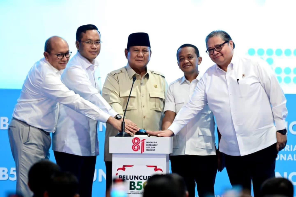 Presiden Prabowo Subianto (tengah) bersama Menteri ESDM Bahlil Lahadalia (kedua kanan) dan Menko Perekonomian Airlangga Hartanto (kanan) saat menekan tombol dimulainya peluncuran BBM kategori Bio 50.