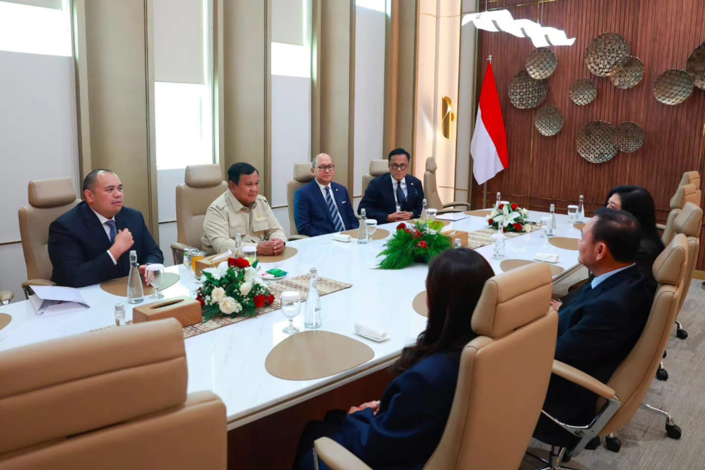 Presiden Prabowo didampingi eksekutif Danantara menerima Tiga Orang Mantan PM Thailand, Thaksin Shinawatra (2001–2006), Yingluck Shinawatra (2011–2014), dan Paetongtarn Shinawatra (2024–2025).