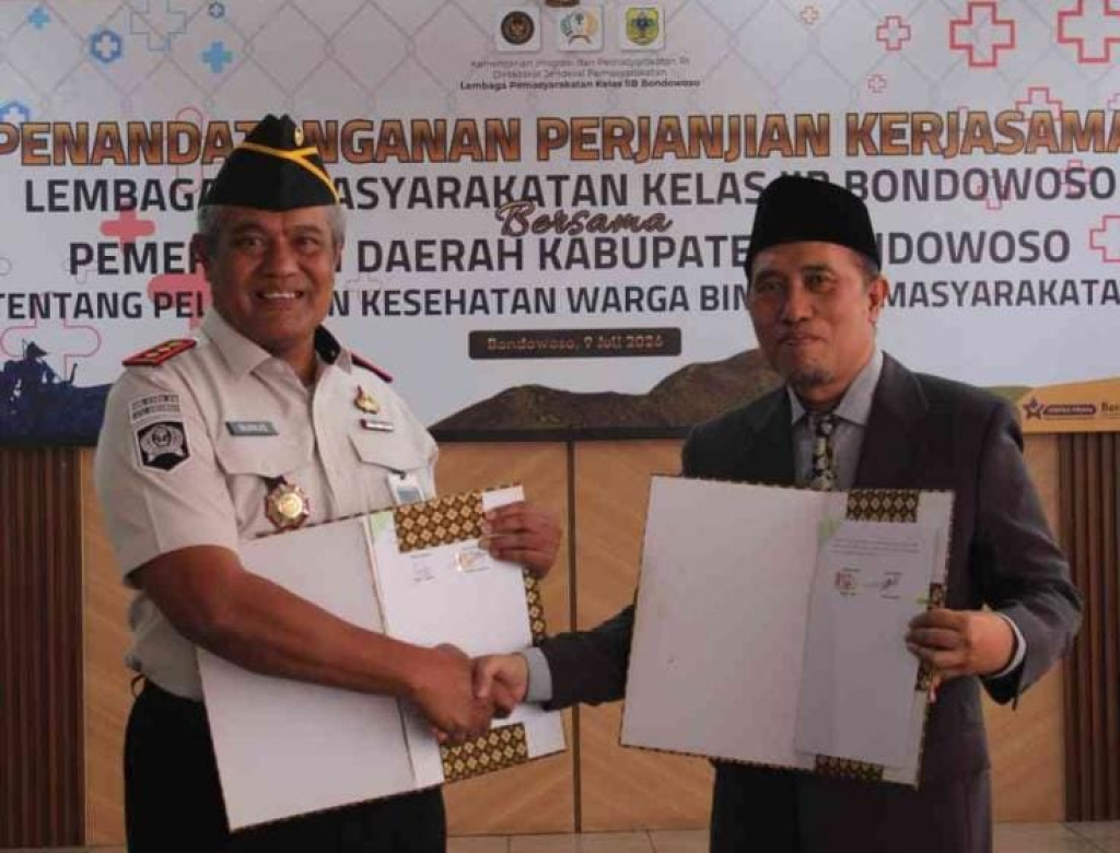 Kepala Dinas Kesehatan Bondowoso, dr. Mohammad Jasin, dan Kepala Lapas Kelas IIB Bondowoso, Nunus Ananto, menandatangani Perjanjian Kerja Sama pelayanan kesehatan bagi warga binaan di Lapas Bondowoso, Kamis (9/7/2026).