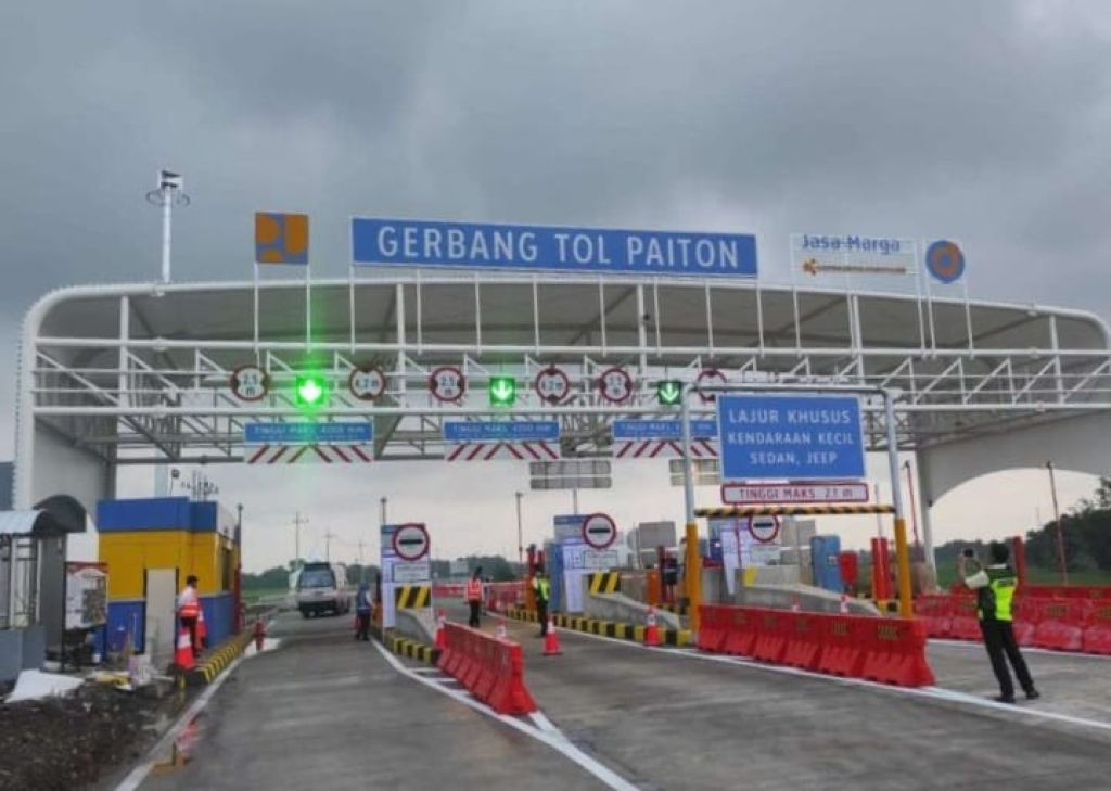 Gerbang Tol Paiton menjadi salah satu akses strategis pada ruas Jalan Tol Probolinggo–Situbondo–Banyuwangi (Prosiwangi).