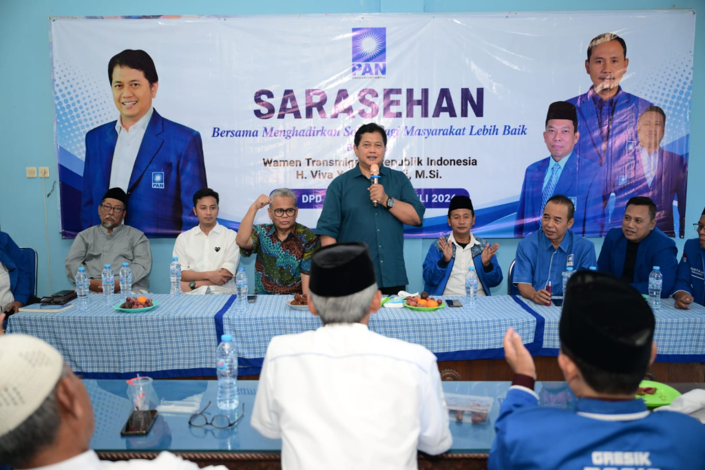 Wakil Ketum DPP PAN yang juga Wamen Transmigrasi, Viva Yoga Mauladi tengah berikan pidato politik dalam Sarasehan di Kantor DPD PAN Gresik bersama para tokoh PAN Gresik dan DPW PAN Jatim.