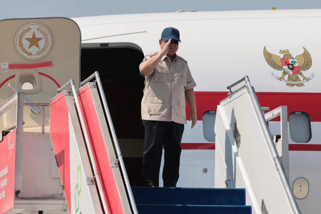 Presiden Prabowo Subianto sesaat mendarat di Bandar Udara Internasional Zainuddin Abdul Madjid, Lombok Tengah guna menuju ke Meninting Lombok Barat dalam rangka peresmian 5 bendungan di Tanah Air.