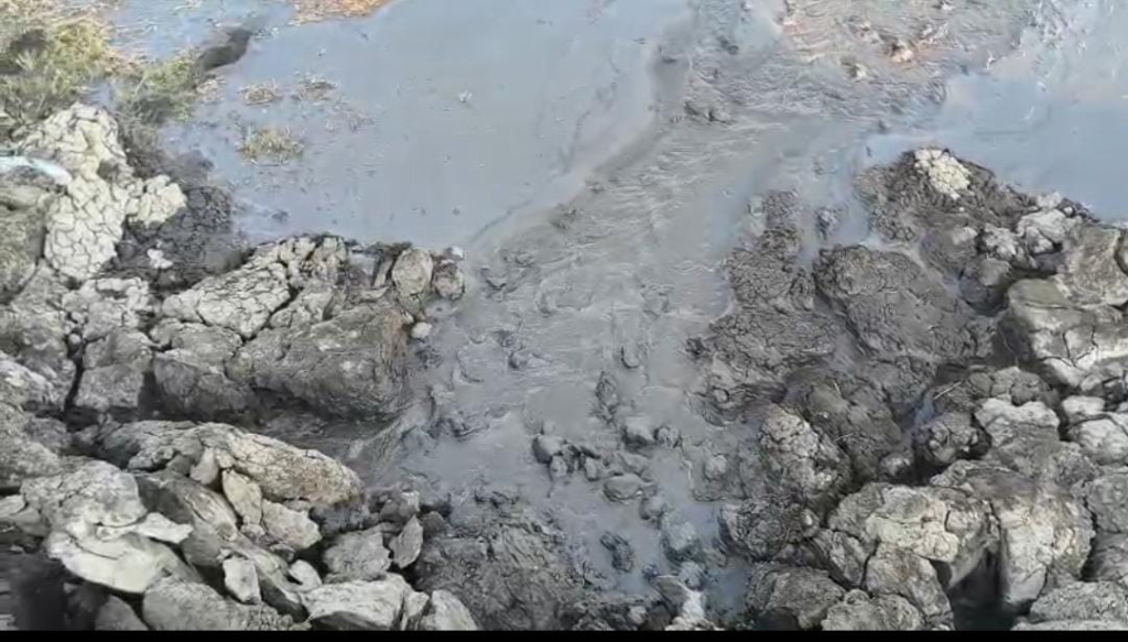 Tanggul Lumpur di Porong diperbaiki karena diduga bocor sehingga mengancam infrastruktur di sekitar kawasan tanggul luapan lumpur.
