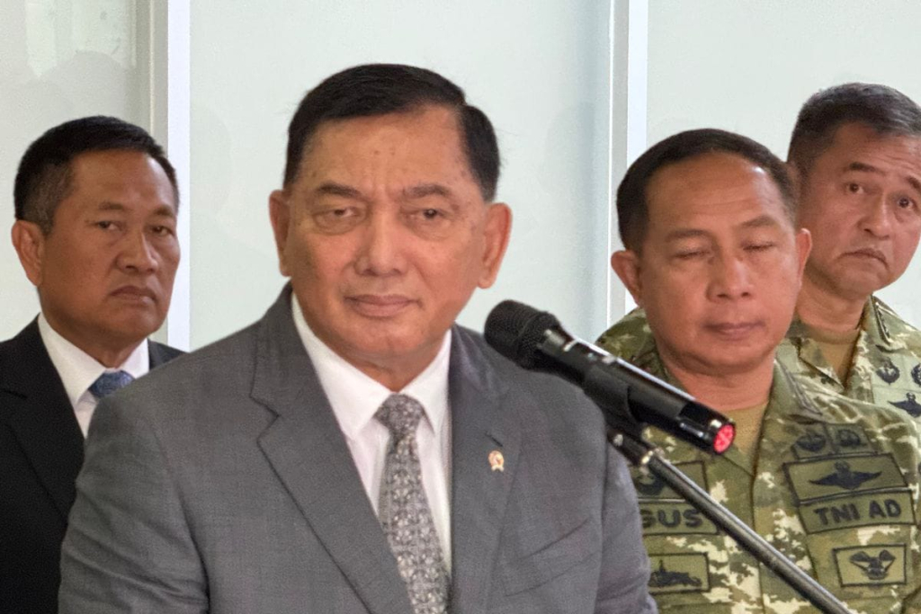 Menteri Pertahanan Sjafrie Syamsudien didampingi Panglima TNI Jendral Agus Subianto saat jumpa pers belum lama ini.