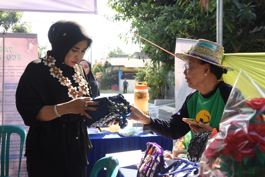 Wabub Sidoarjo Mimik Idayana sedang bercengkerama dengan aktivis lingkungan hidup mengamati produk hasil daur ulang.