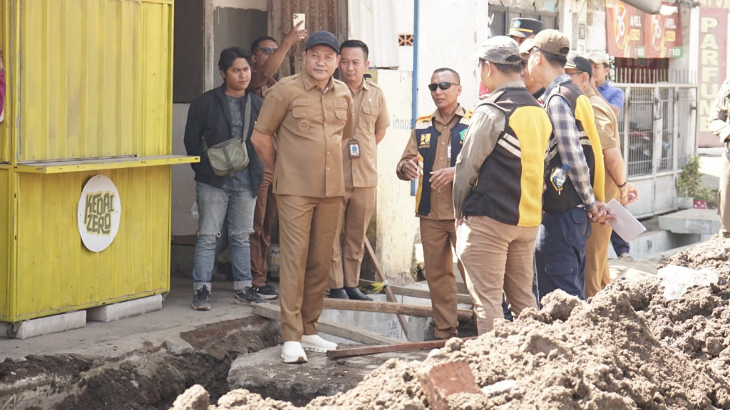 Bupati Sidoarjo Subandi tengah meninjau proyek peningkatan Jalan.