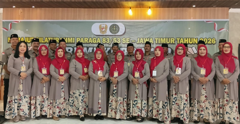 Anggota Paraga Bondowoso bersama istri berfoto bersama usai menjadi tuan rumah Reuni Akbar Paraga 83/53 se-Jawa Timur di Graha Ijen, Aula Disparbudpora Bondowoso, Minggu (12/7/2026).
