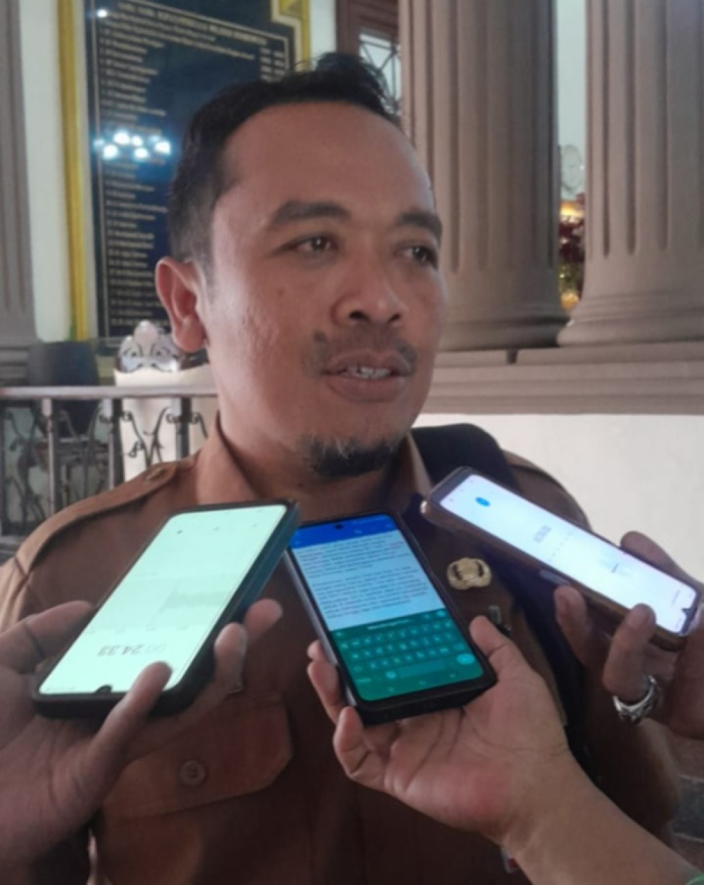 Kepala Diskoperindag Bondowoso, Ir. Hergiar Yuli Pramanto, S.T., M.T., memberikan keterangan usai Sosialisasi Sertifikasi Halal di Pendopo Raden Bagus Assra, Senin (13/7/2026).
