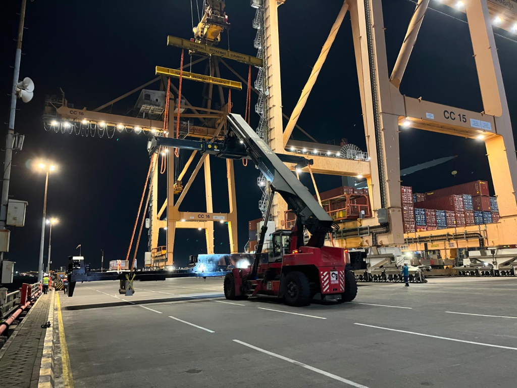 PT INKA (Persero) kembali mengekspor dua unit locomotive platform ke Australia melalui Terminal Petikemas Surabaya.