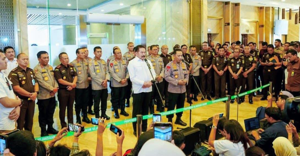 Jaksa Agung ST Burhanuddin bersama Kapolri Listyo Sigit tengah melakukan jumpa pers di Kantor Kejaksaan Agung.