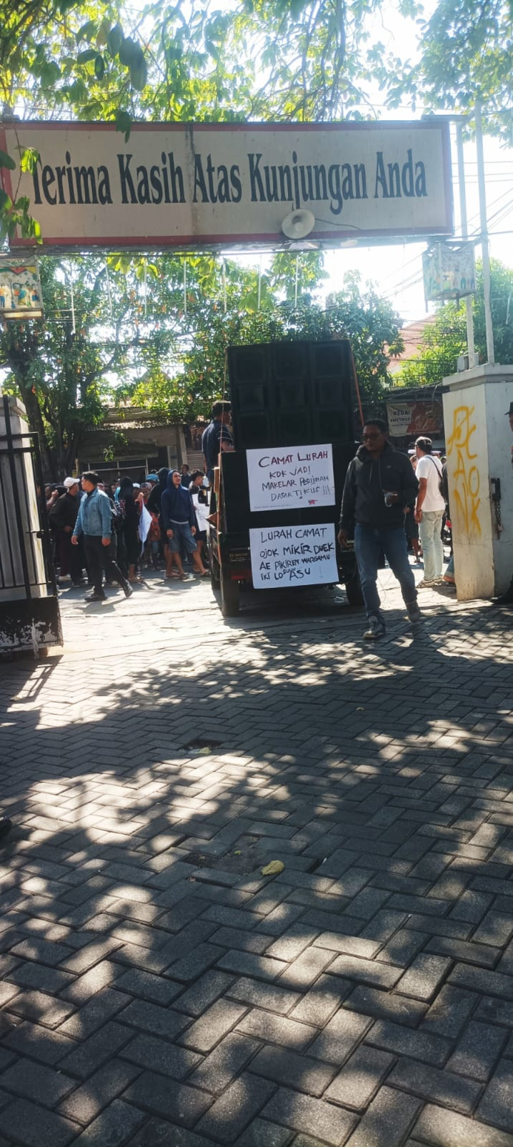 Aksi unjukrasa warga Gulomantung di Kecamatan Kebomas Gresik Senin (13/07/2026).