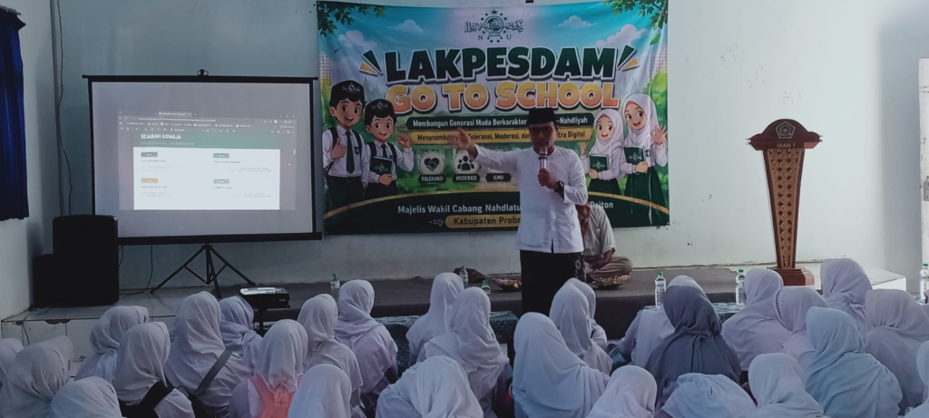 Ponirin Mika, Ketua Lakpesdam MWCNU Paiton tengah memberikan paparan.