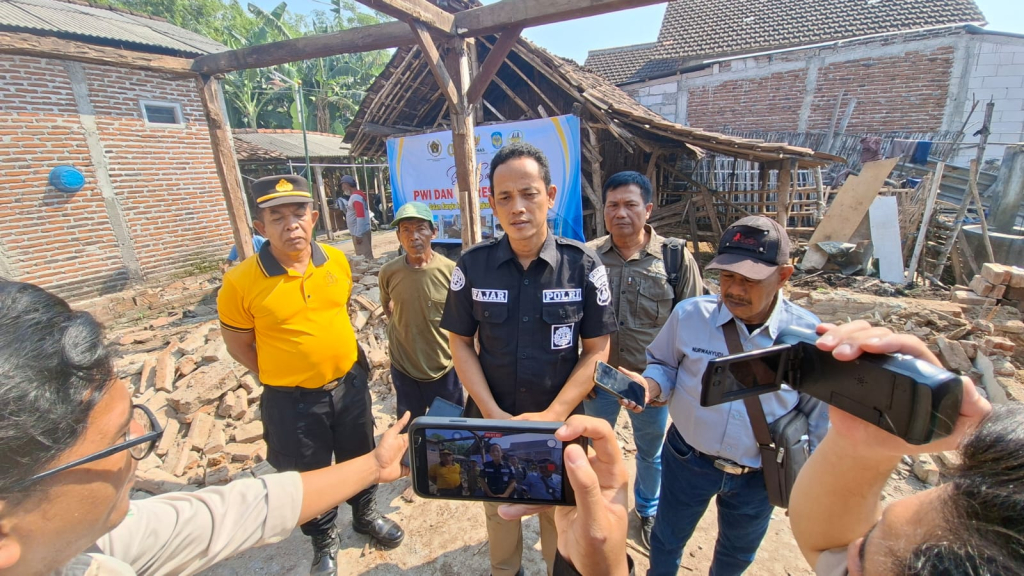 PWI Kabupaten Nganjuk bersama Polres Nganjuk saat jumpa pers dalam rangka kegiatan bakti sosial Bedah Rumah yang dimulai pada Selasa (14/7/2026).