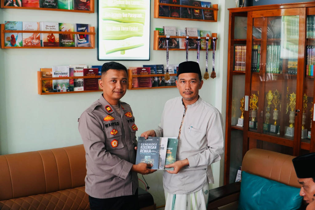 Direktur Utama IBS PKMKK Pamekasan Prof. Dr. KH. Achmad Muhlis (berkopiah) saat menyerahkan karya-karyanya ke Polsek Larangan. (Foto: Istimewa)