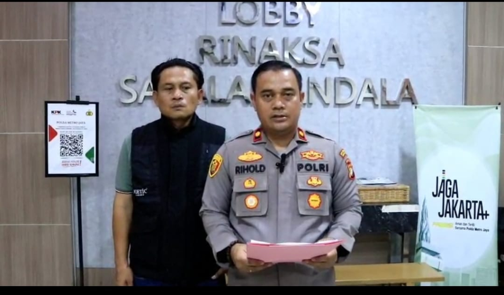 Kapolsek Kalideres Kompol Rihold Sihotang didampingi Kanit Reskrim Polsek Kalideres AKP Rachmad Wibowo tengah jumpa pers.