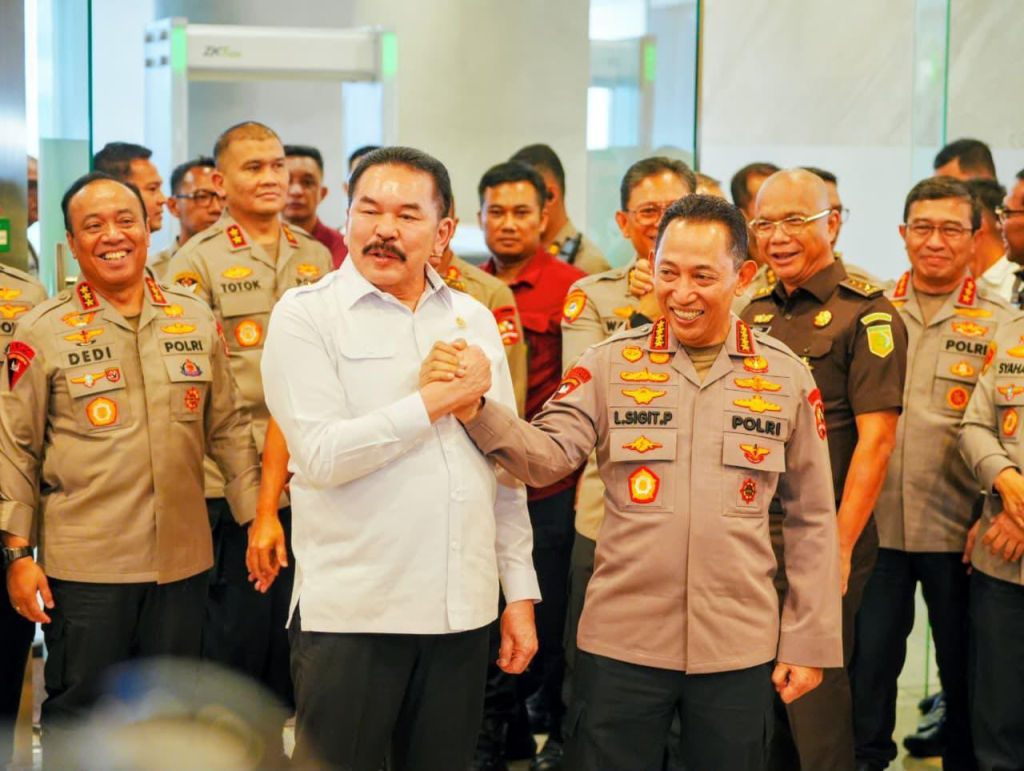 Jaksa Agung ST Burhanuddin menggenggam tangan Kapolri Jendral Listyo Sigit di Gedung Kejaksaan Agung.