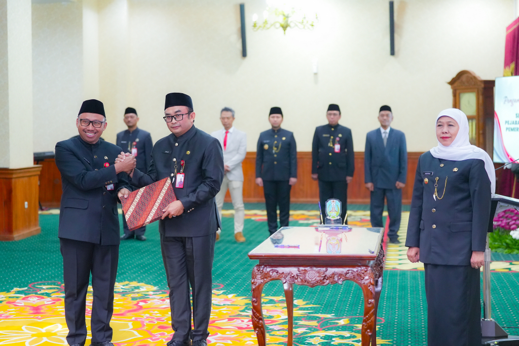 Gubernur Jawa Timur Khofifah Indar Parawansa menyaksikan serah terima kepala Bappeprov Jatim dari M. Yasin ke Iwan.