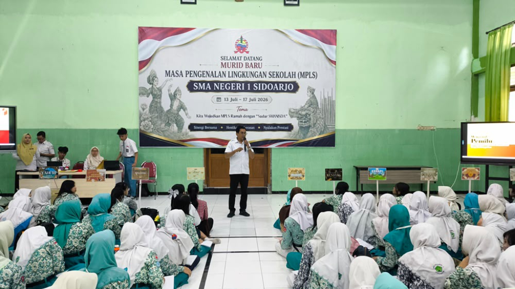 Bawaslu Kabupaten Sidoarjo menggencarkan pendidikan demokrasi kepada generasi muda melalui program Bawaslu Goes To School.