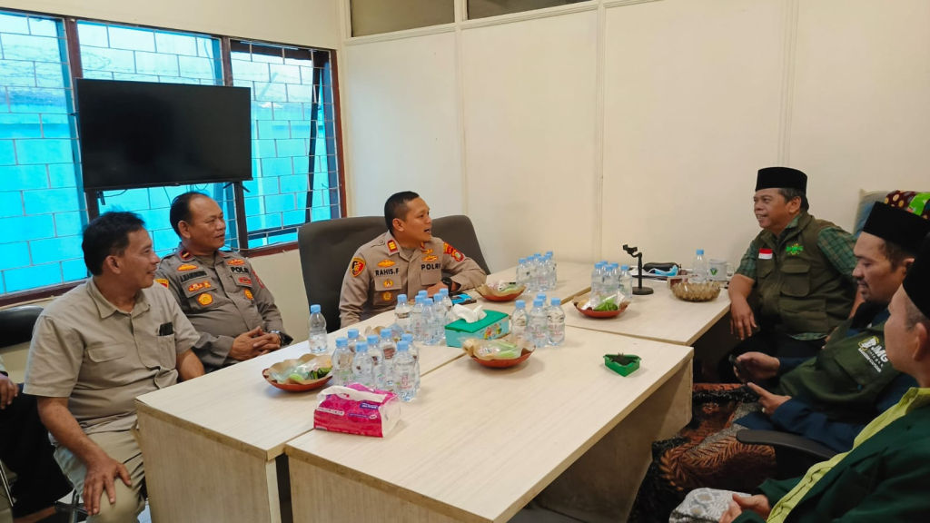 Kapolsek Cengkareng AKP Rahis Fadhlillah, S.Tr.K., S.I.K., M.H., saat melakukan kunjungan silaturahmi ke Kantor Pengurus Cabang Nahdlatul Ulama (PCNU) Jakarta Barat.