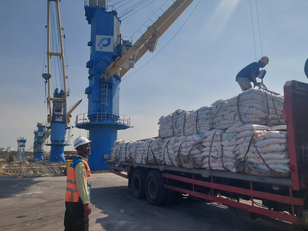 Suasana handling dan bongkar muat di Dermaga Pelabuhan Multi Porpuse Gresik yang dikelola PT Sub Holding Pelindo Multi Terminal.