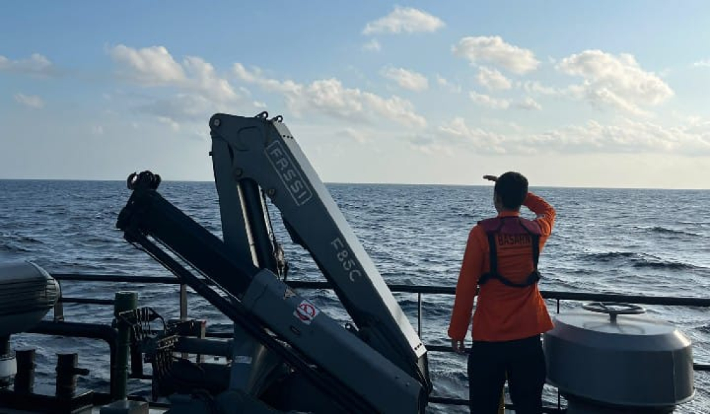 Suasana pencarian kapal tenggelam, KM Nurul Salsa di perairan barat Pulau Polassi, Kabupaten Kepulauan Selayar, Sulawesi Selatan oleh Tim Gabungan.