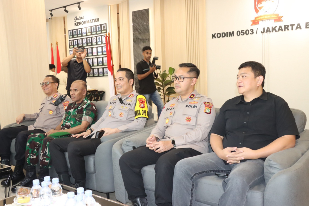 Suasana silaturahmi yang dilakukan Kapolres Metro Jakarta Barat Kombes Pol Twedi Aditya Bennyahdi, S.Sos., S.I.K., M.H. dengan Dandim 0503/Jakarta Barat Letkol Inf Saputra Hakki, S.H., M.P.M.