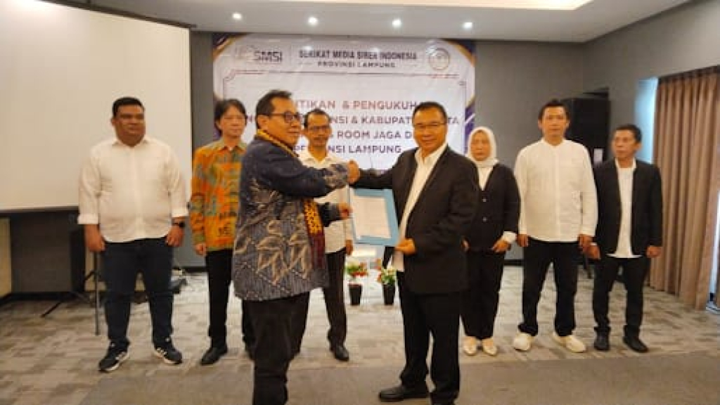 Ketua SMSI Firdaus lakukan Pelantikan dan kukuhkan Pokja Newsroom Jaga Desa tingkat Provinsi Lampung dan Kabupaten/Kota di Yunna Hotel Lampung, Kamis (16/7/2026). (Foto Humas SMSI for JatimUPdate.id)