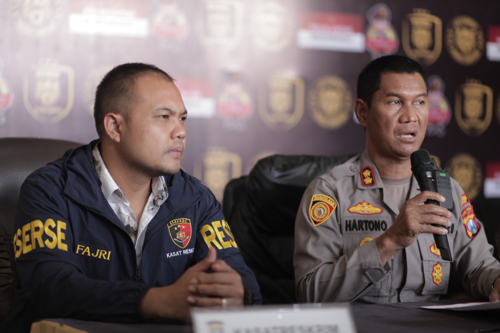 Kapolres Sampang AKBP Hartono (kanan) didampingi Kasatreskrim Polres Sampang Iptu Nur Fajri Alim saat jumpa pers terkait dugaan tindakan persetubuhan dan pencabulan. (Foto: Istimewa)