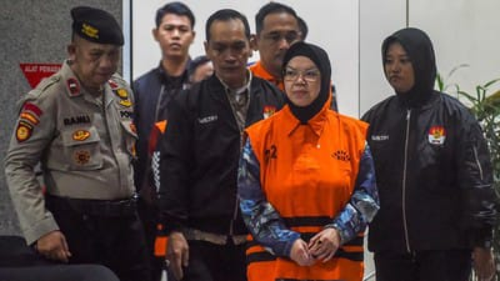 KPK saat menggiring tersangka tindak pidana korupsi Bupati Sukoharjo.