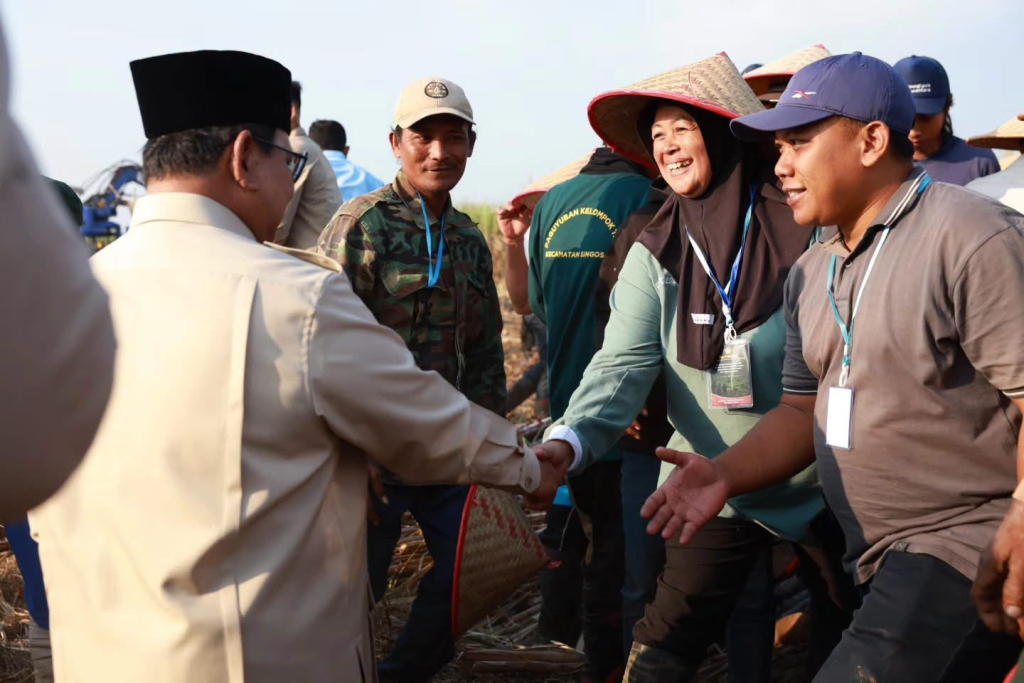 Presiden Prabowo menyalami sejumlah petani di Kabupaten Malang saat panen raya.