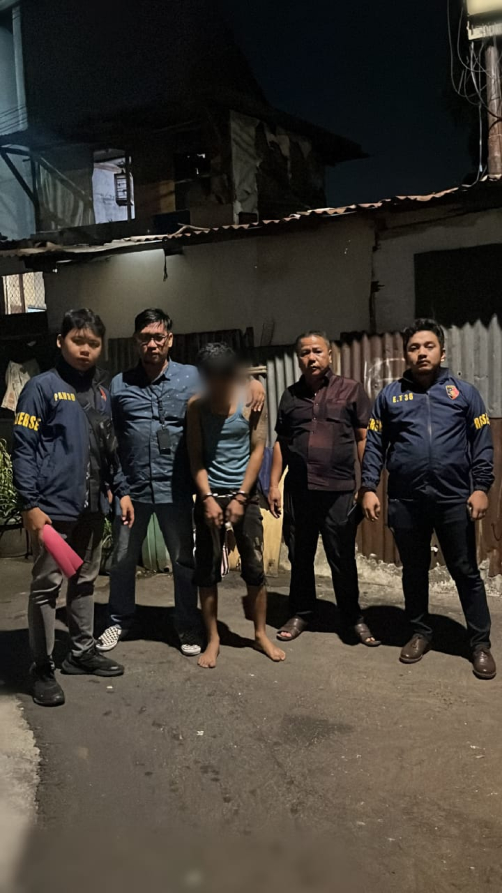 Pelaku berinisial S E alias MBOT berhasil diamankan di kediamannya pada Rabu (15/7/2026) sekitar pukul 00.30 WIB setelah sempat melarikan diri usai kejadian.